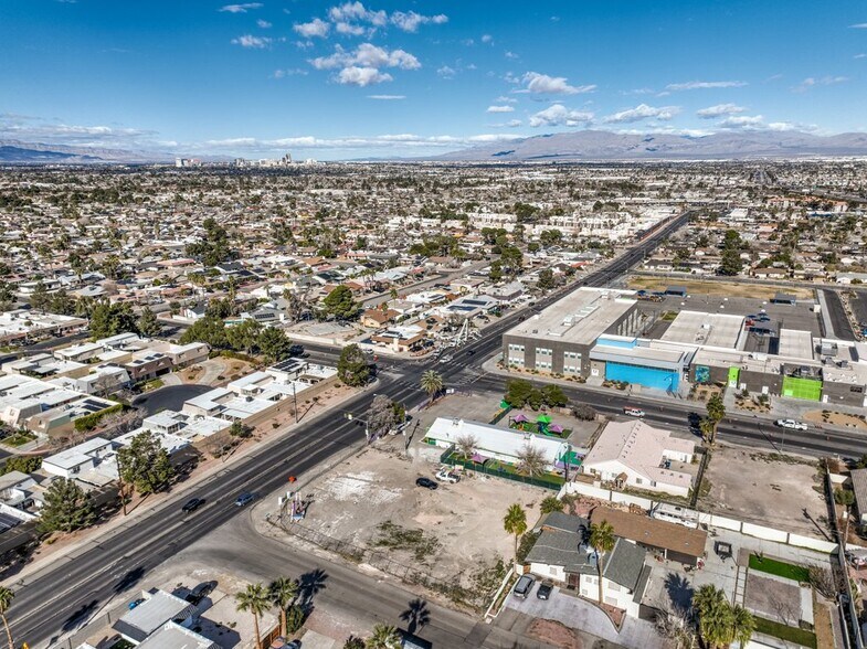 3710 S Sandhill Rd, Las Vegas, NV à vendre - Photo du bâtiment - Image 2 de 54