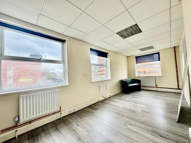 14-26 Victoria St, Luton for lease - Building Photo - Image 2 of 16