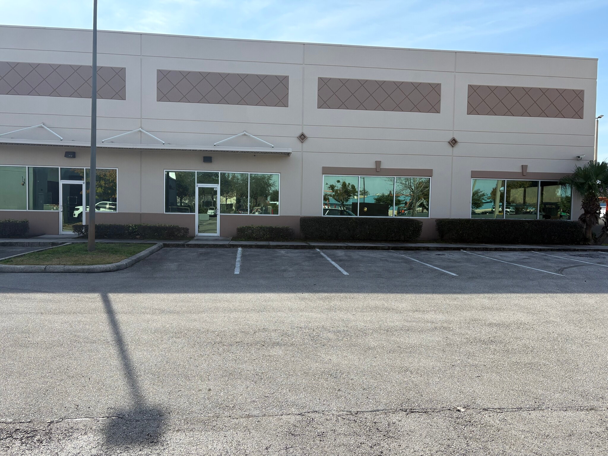2420 W Lynx Ln, Orlando, FL for lease Primary Photo- Image 1 of 18