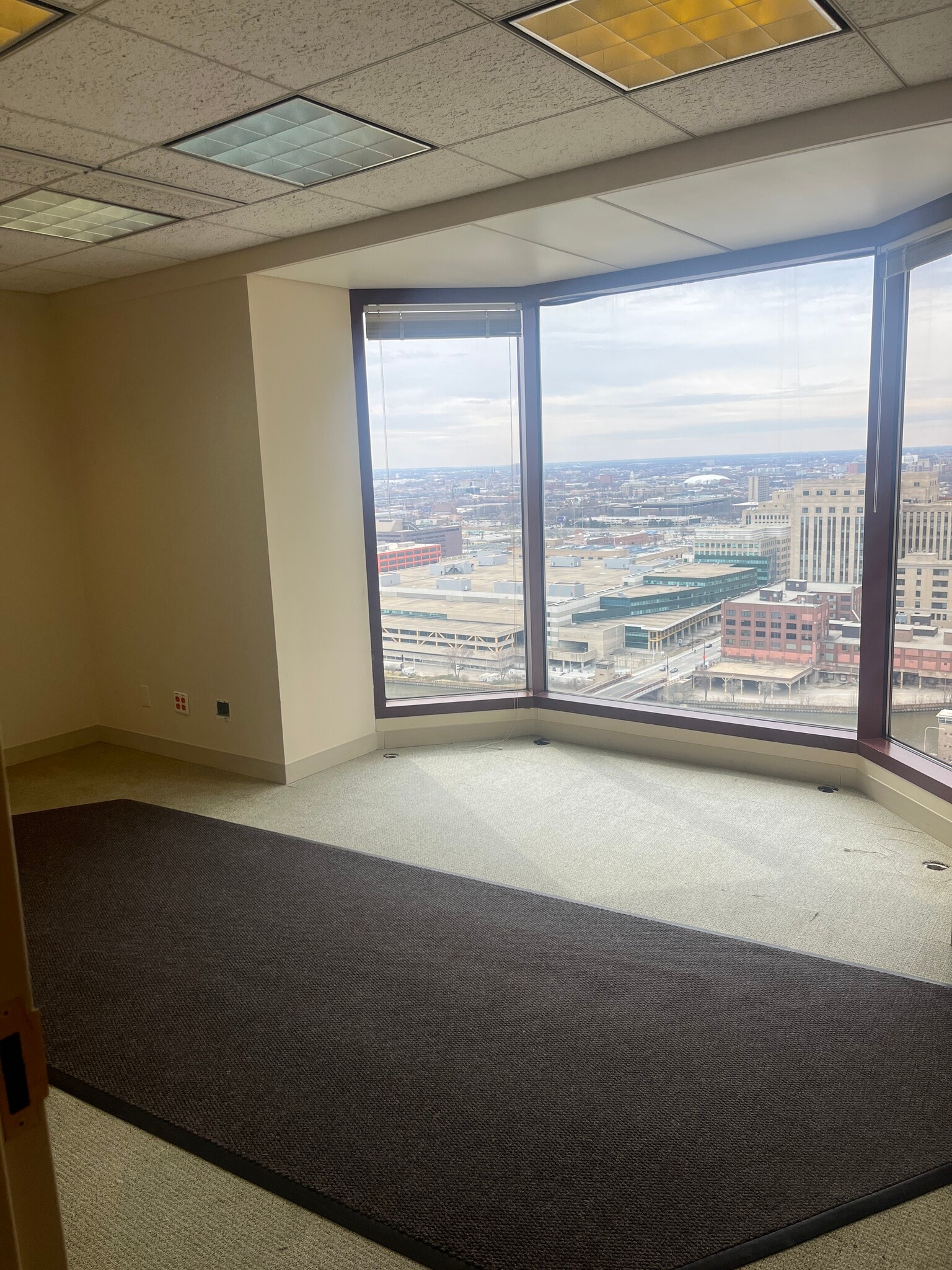 425 S Financial Pl, Chicago, IL for lease Building Photo- Image 1 of 3