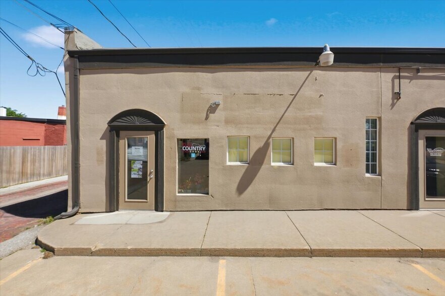 600 S 4th St, Council Bluffs, IA à louer - Photo du bâtiment - Image 2 de 24