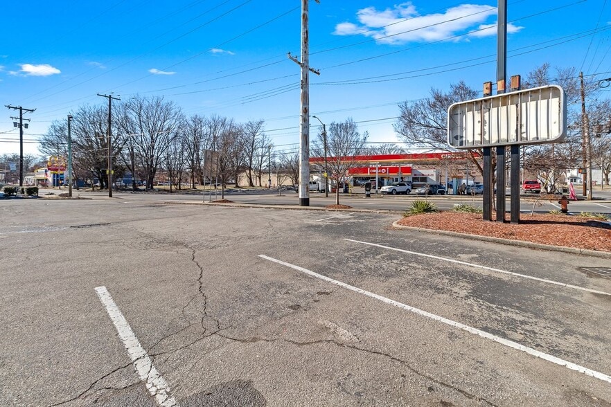 2058 Portland Ave, Louisville, KY for lease - Building Photo - Image 2 of 21