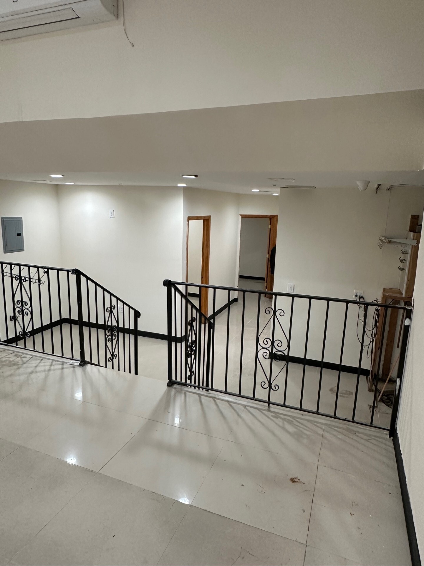 10465 Roosevelt Ave, Flushing, NY for lease Interior Photo- Image 1 of 6