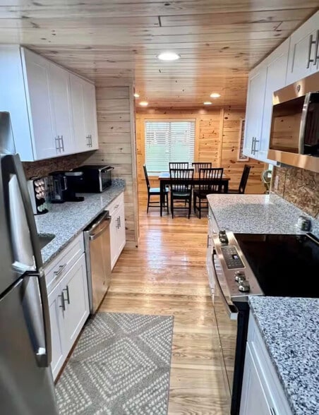 4472 M-75, Walloon Lake, MI à vendre - Photo du bâtiment - Image 3 de 38
