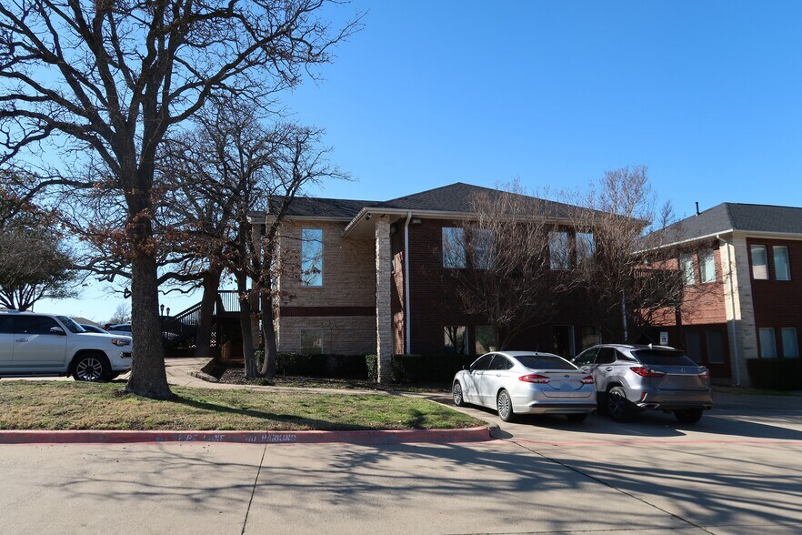 2300 Rockbrook Dr, Lewisville, TX à louer - Photo du bâtiment - Image 1 de 4