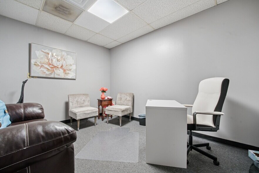 4770 Indianola Ave, Columbus, OH for sale - Building Photo - Image 3 of 15