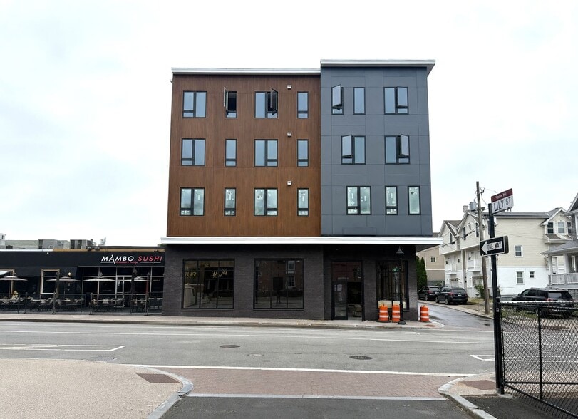 386 Atwells Ave, Providence, RI for lease - Primary Photo - Image 1 of 5