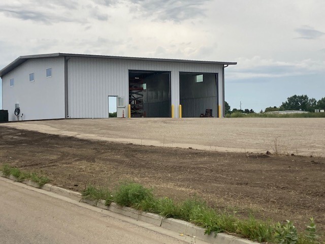 7325 Hwy 2 E, Minot, ND à vendre - Photo du b timent - Image 1 de 20