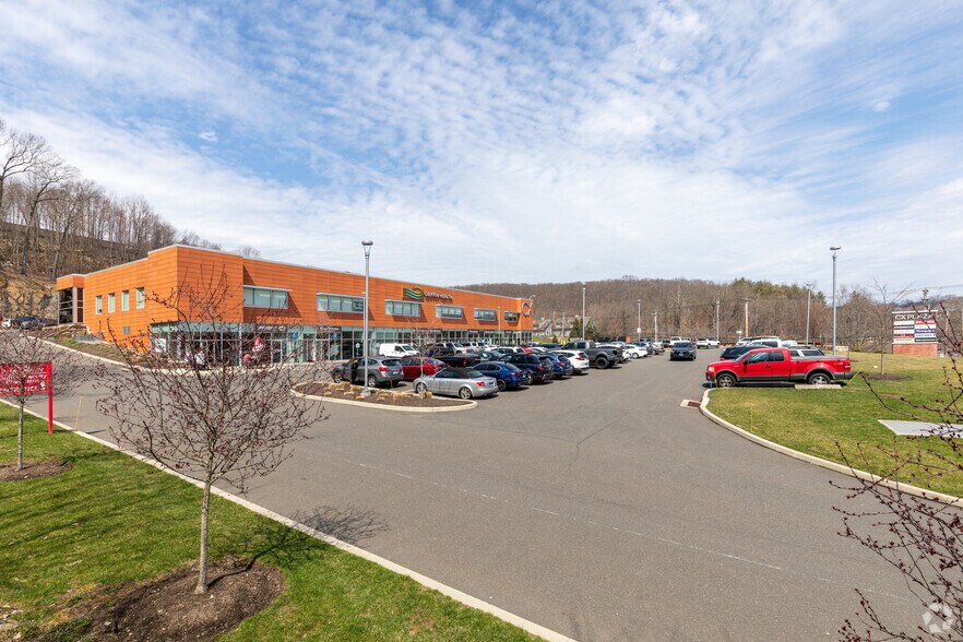 100-110 Commerce Dr, Shelton, CT à louer - Photo du bâtiment - Image 3 de 3