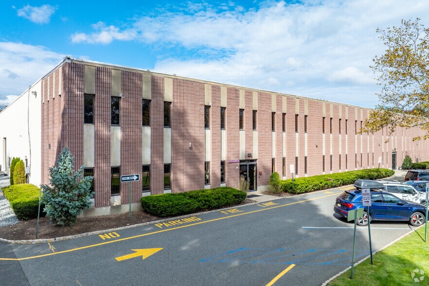 681 Lawlins Park, Wyckoff, NJ for lease - Building Photo - Image 2 of 8