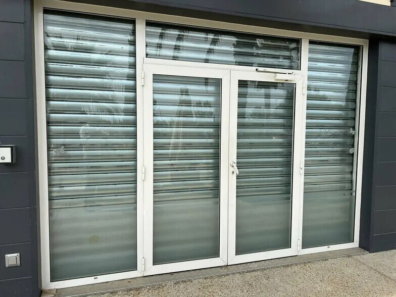 Commerce de détail dans Éguilles à louer - Photo du bâtiment - Image 3 de 3