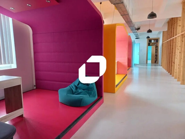 Office in Roubaix for lease - Interior Photo - Image 2 of 18