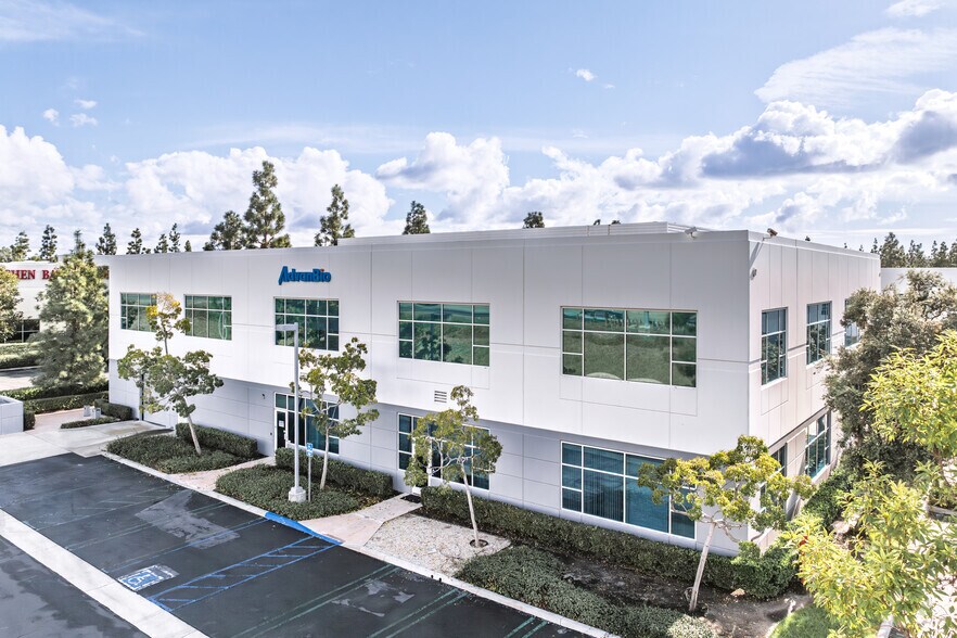 8717 Research Dr, Irvine, CA à louer - Photo du bâtiment - Image 2 de 7