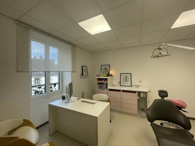 Office in Lorient for sale - Interior Photo - Image 1 of 10