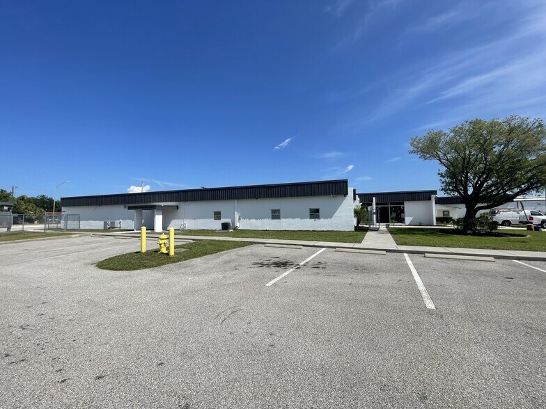 1288 N Tamiami Trl, North Fort Myers, FL for lease - Building Photo - Image 3 of 3
