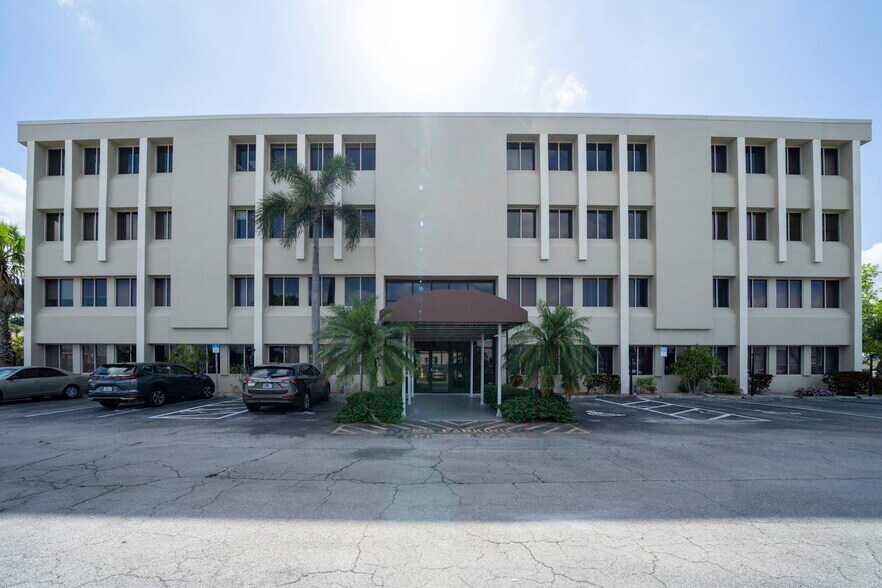 3949 Evans Ave, Fort Myers, FL à louer - Photo du bâtiment - Image 3 de 42