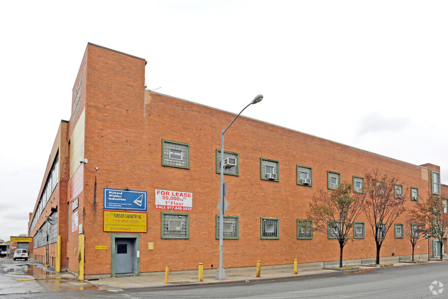 56-02 Maspeth Ave, Maspeth, NY à vendre - Photo principale - Image 1 de 1