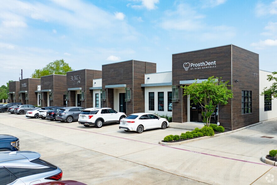 The Woodlands Design Center Portfolio portefeuille de 3 propriétés à vendre sur LoopNet.ca - Photo du bâtiment - Image 1 de 24