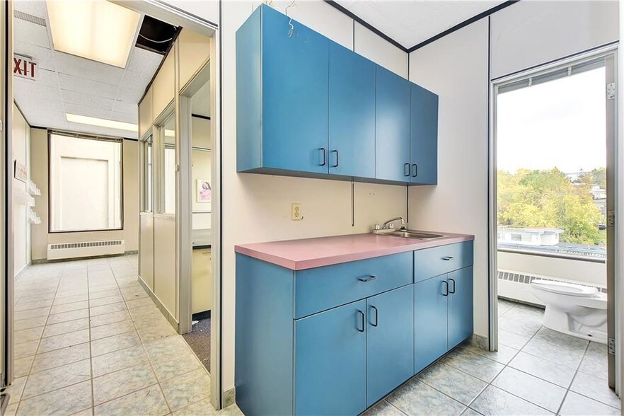 2555 St Joseph Blvd, Ottawa, ON à louer - Photo intérieure - Image 2 de 25