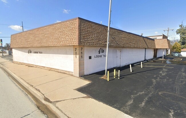 Plus de détails pour 711 W Saint Charles Rd, Elmhurst, IL - Spécialité à vendre