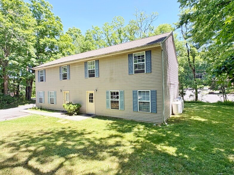 New Paltz College Rental Portfolio portefeuille de 3 propriétés à vendre sur LoopNet.ca - Photo du bâtiment - Image 2 de 56