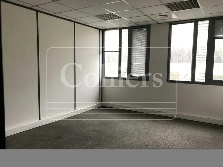 Office in Marseille for lease - Interior Photo - Image 2 of 12