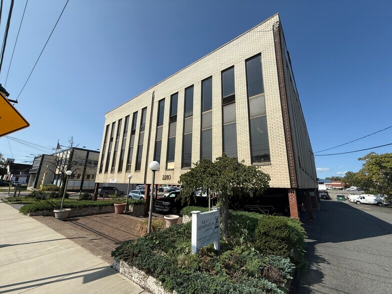 2280 Grand Ave, Baldwin, NY à louer - Photo du bâtiment - Image 2 de 9