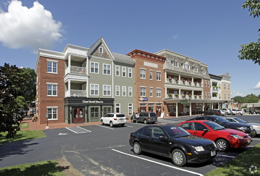 601-637 Genesee St, Delafield, WI for lease - Building Photo - Image 2 of 4