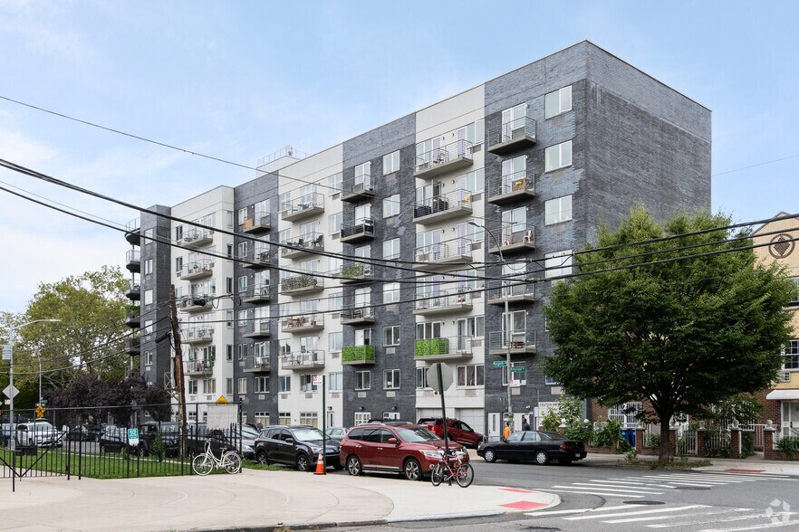 100 Maspeth Ave, Brooklyn, NY à louer - Photo du bâtiment - Image 2 de 4
