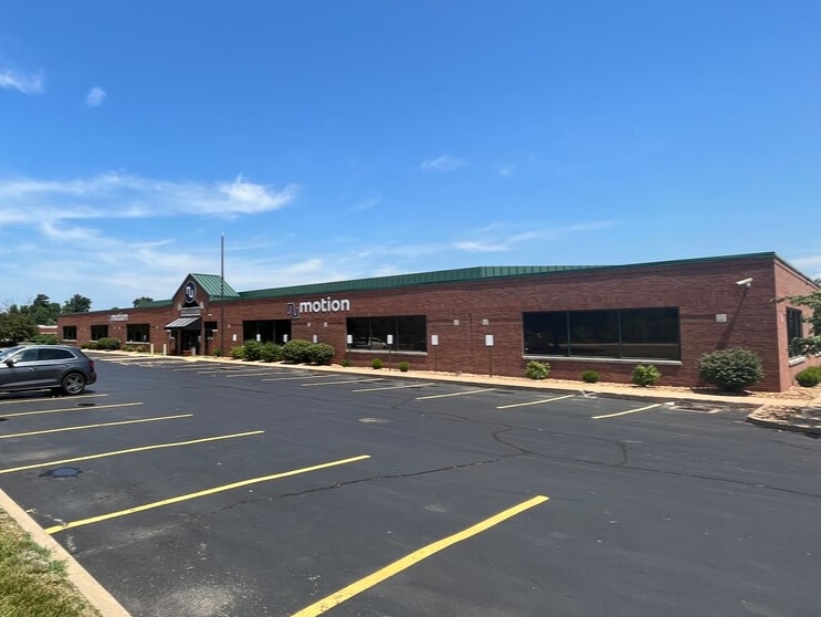 2070 Little Hills Expy, Saint Charles, MO for lease Primary Photo- Image 1 of 24