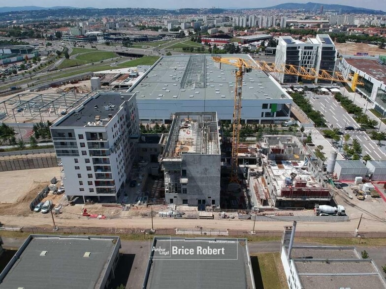 Office in Vénissieux for lease - Building Photo - Image 3 of 6