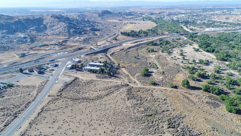 Stoddard Wells Rd, Victorville, CA à vendre - Photo du bâtiment - Image 2 de 7