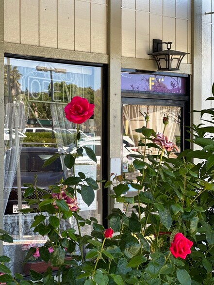 670 Gregory Ln, Pleasant Hill, CA à louer - Photo du bâtiment - Image 3 de 11