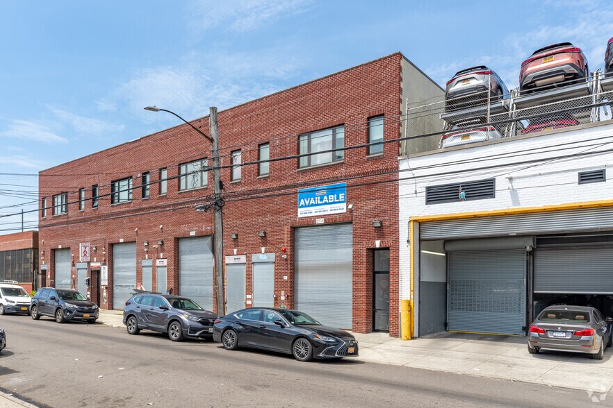 3718 57th St, Woodside, NY à vendre - Photo du bâtiment - Image 1 de 24