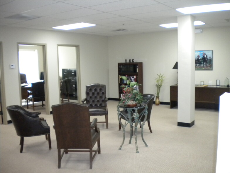 521 W Wilshire Blvd, Oklahoma City, OK for lease - Interior Photo - Image 2 of 49