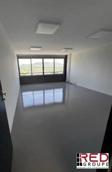 Industrial in Marseille for lease - Interior Photo - Image 3 of 4