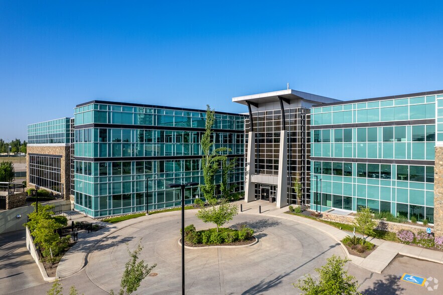 115 Quarry Park Rd SE, Calgary, AB à louer - Photo du bâtiment - Image 2 de 11