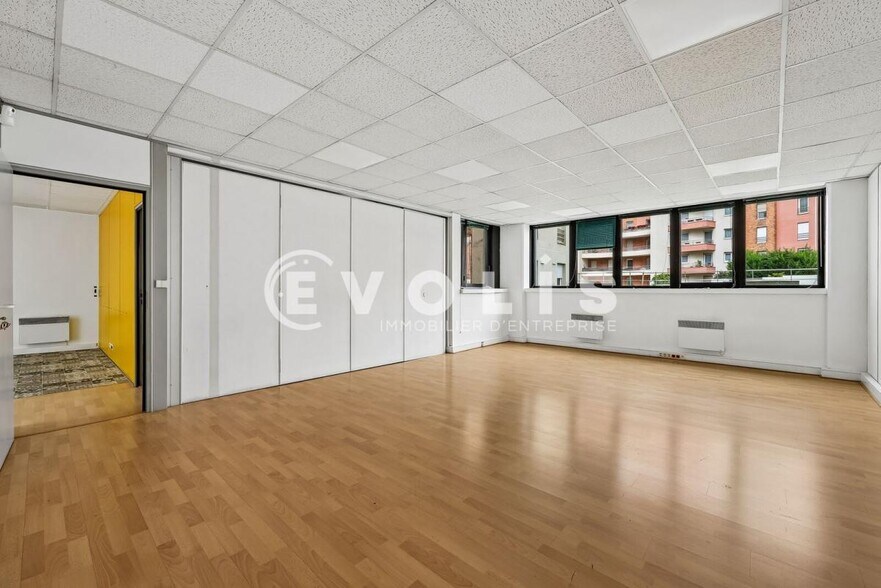 Office in Le Kremlin-Bicêtre for lease - Building Photo - Image 3 of 12