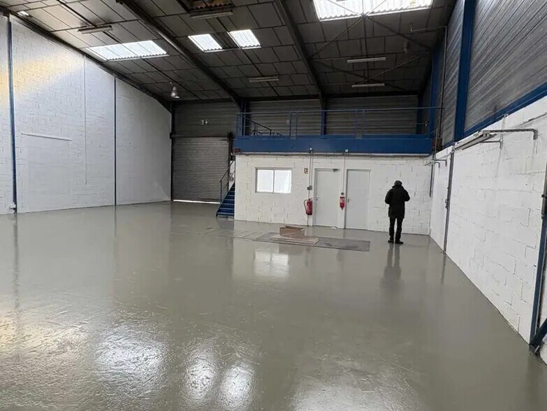 Flex in Chassieu for lease - Interior Photo - Image 3 of 12