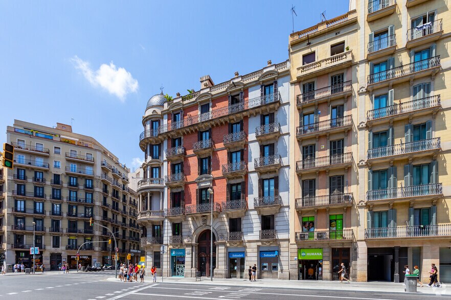 Office in Barcelona, Barcelona for lease - Building Photo - Image 3 of 7