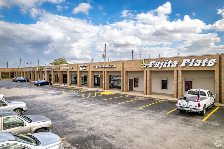 11801-11853 Wilcrest Dr, Houston, TX à louer - Photo du bâtiment - Image 2 de 5