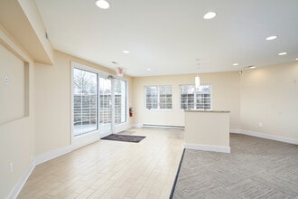 799 White Pond Dr, Akron, OH à louer Photo intérieure- Image 1 de 11