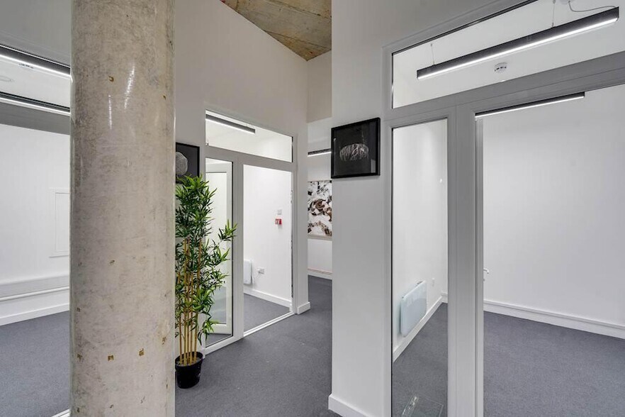 4 Maple Path, London for lease - Building Photo - Image 2 of 46