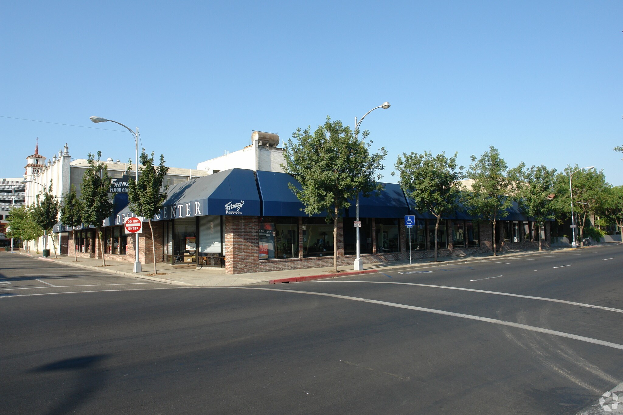 121 N Encina St, Visalia, CA à louer Photo principale- Image 1 de 9
