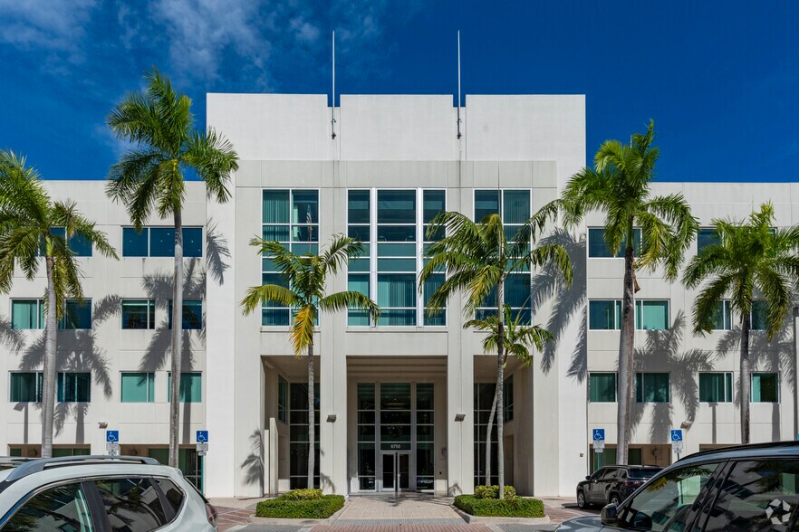 6750 N Andrews Ave, Fort Lauderdale, FL à louer - Photo du bâtiment - Image 3 de 5