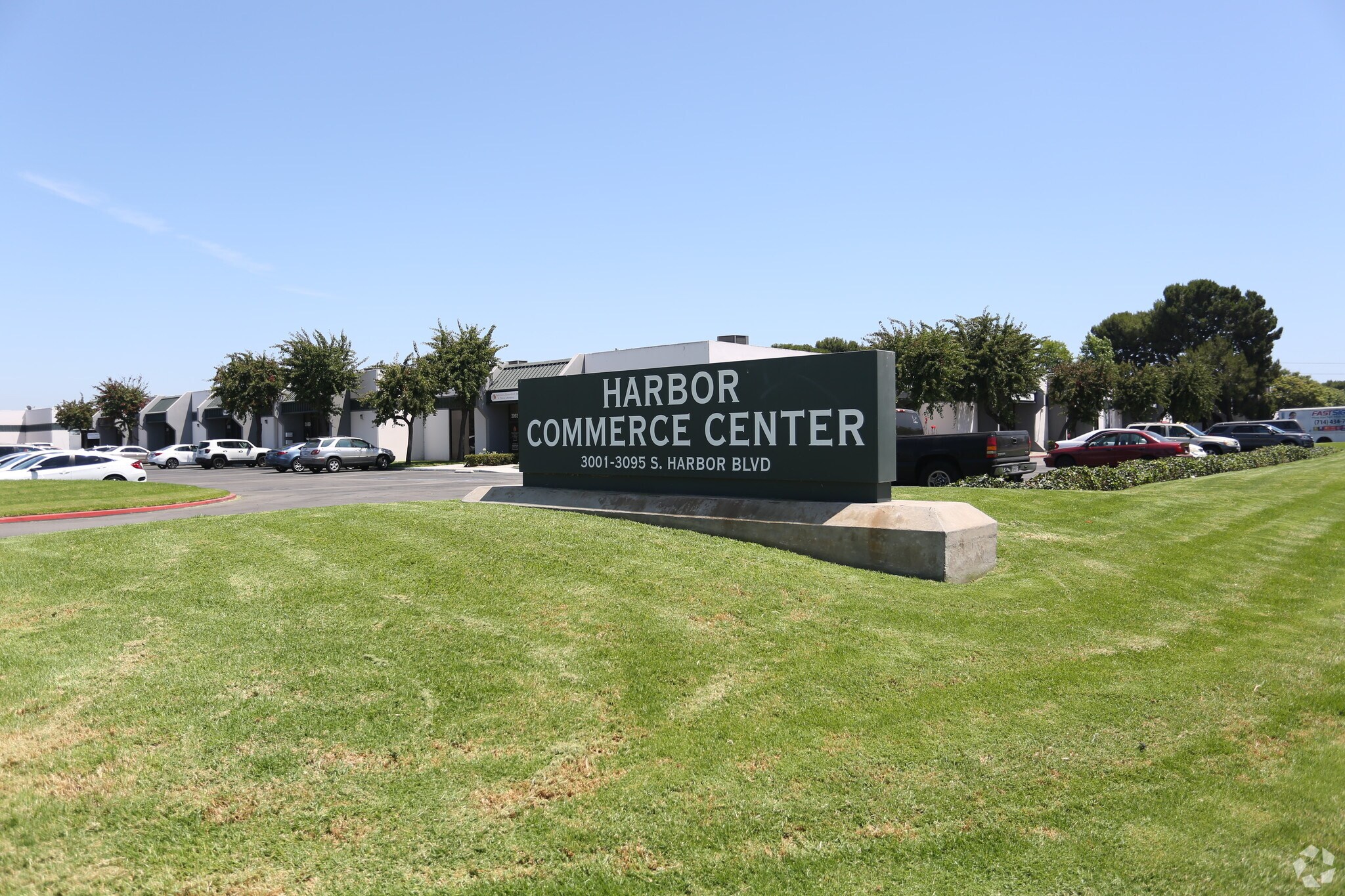 3001-3095 S Harbor Blvd, Santa Ana, CA à louer Photo principale- Image 1 de 4