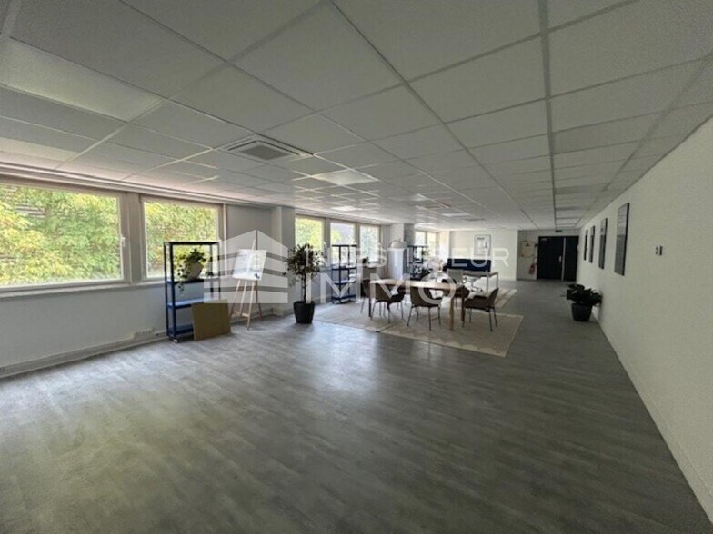 Flex in Aulnay Sous Bois for lease - Interior Photo - Image 3 of 7