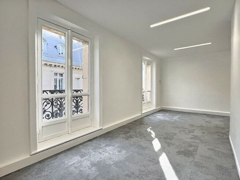 Office in Paris for lease - Interior Photo - Image 2 of 12