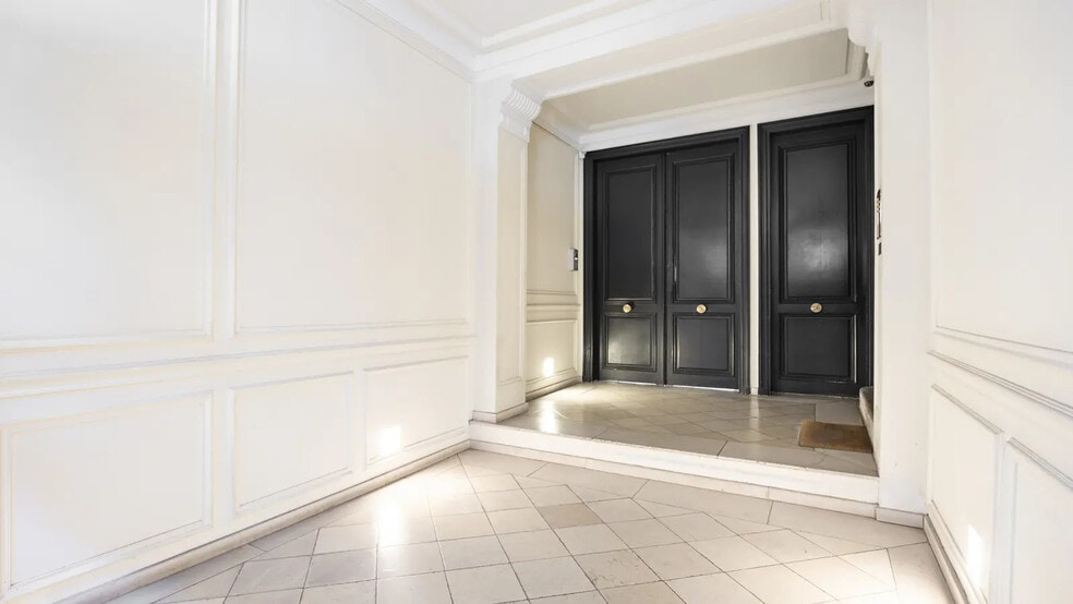 Multifamily in Paris for sale - Lobby - Image 2 of 3
