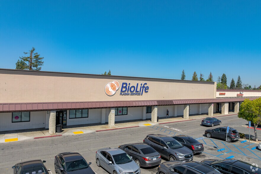 Ming Around the Corner portefeuille de 2 propriétés à vendre sur LoopNet.ca - Photo principale - Image 2 de 4